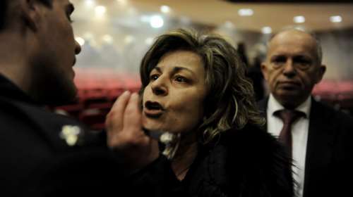 Μήνυση της Μάγδα Φύσσα για τη χυδαία χρυσαυγίτικη επίθεση στο δικαστήριο