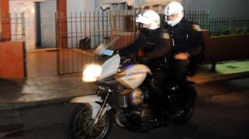 Ψέκασε τους αστυνομικούς με σπρέι πιπεριού στο πρόσωπο