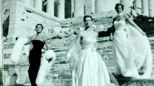 Αποκάλυψη: Η άγνωστη φωτογράφηση του σχεδιαστή Jean Desses στην Ακρόπολη