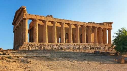 Οι Ιταλοί δίνουν στον Οίκο Gucci για πασαρέλα αρχαίοελληνικούς ναούς