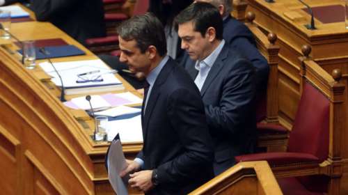 Ακραία σύγκρουση στη Βουλή για αξιολόγηση, εκλογές και «φανέλες» δανειστών