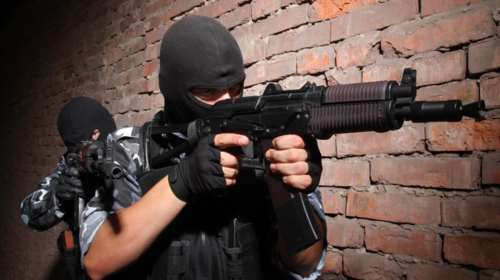 Σφοδρή ανταλλαγή πυρών ανάμεσα σε πεζοναύτες και κακοποιούς