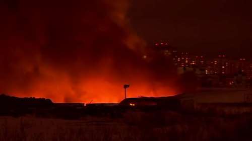 Μεγάλη φωτιά κατακαίει κλειστή αγορά κοντά στη Μόσχα