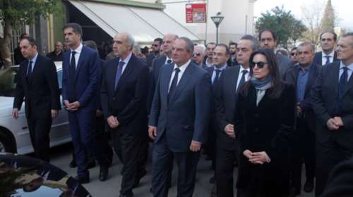 Πλήθος κόσμου και σύσσωμη η ΝΔ στην κηδεία του Β. Μπασιάκου