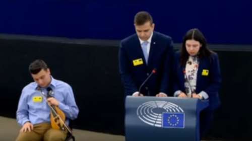 Ο 18χρονος Χανιώτης λυράρης που μάγεψε το ευρωκοινοβούλιο video