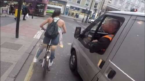 Η παρενόχληση της ποδηλάτισσας έφερε την τιμωρία του οδηγού (ΒΙΝΤΕΟ)