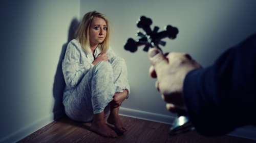 Σκότωσε την ξαδέλφη της επειδή νόμιζε ότι ήταν δαιμονισμένη