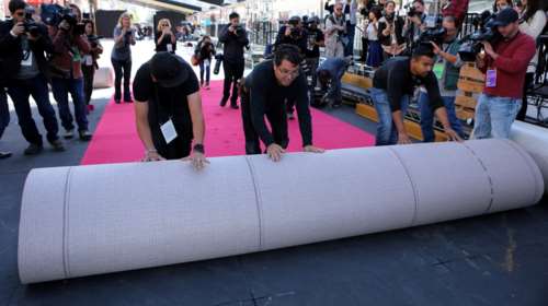 Στρώνουν το κόκκινο χαλί για τα Οσκαρ στο Dolby Theater