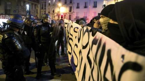 Συγκρούσεις ανάμεσα σε μαθητές και αστυνομικούς στο Παρίσι