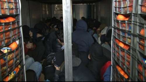 Εξαπάτησε μετανάστες και τους άφησε κλεισμένους σε φορτηγό