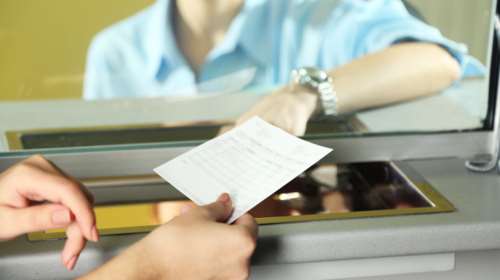 Ιωάννινα: Πήγαν στο γκισέ τράπεζας πλαστή επιταγή 50 εκατ. δολαρίων