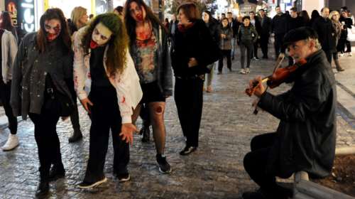 Τρομάρα από το Σύνταγμα ως το Γκάζι: Τα ζόμπι βγήκαν παγανιά