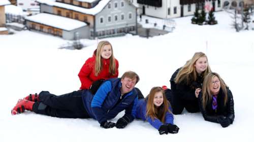 Το βασιλικό ζεύγος της Ολλανδίας &amp; οι πριγκίπισσες στα χιόνια