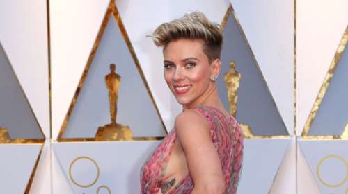 Η φρεσκοχωρισμένη Σκάρλετ Γιόχανσον έδειξε το «κρυφό» τατουάζ στο στήθος