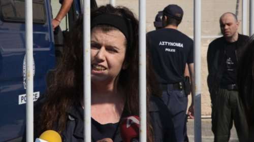 Ζητούν να παρευρεθούν στη δίκη για την επιμέλεια του γιου τους