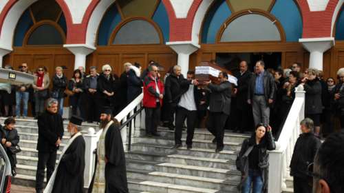 Συντριβή στην κηδεία της μαμάς και του 3χρονου αγοριού, ράκος ο πατέρας