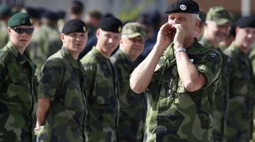 Η Σουηδία επαναφέρει την υποχρεωτική στρατιωτική θητεία