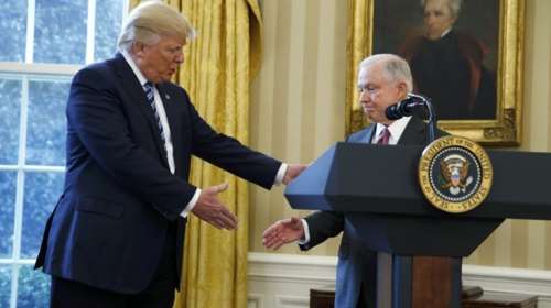 Υπό πίεση ο Τραμπ από τις μυστικές επαφές με τον Ρώσο πρέσβη