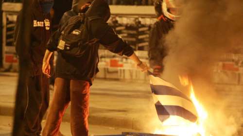 Στα χέρια της αστυνομίας ο 21χρονος που έκαψε την σημαία