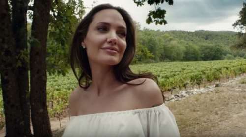 Η Τζολί μας δείχνει τη θηλυκή πλευρά της ως μούσα της Guerlain [Βίντεο]