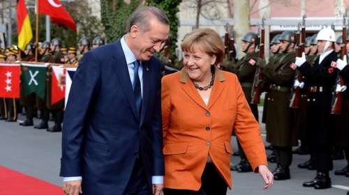 Spiegel σε Μέρκελ: Σπάσε τα δεσμά με τον Ερντογάν