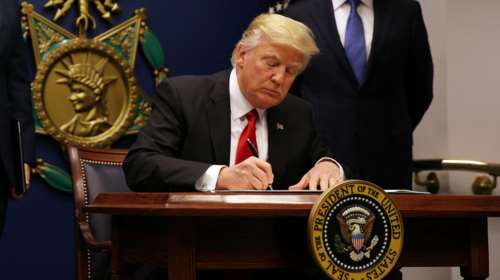 Το νέο διάταγμα Τράμπ για τους μετανάστες, ποιους εξαιρεί