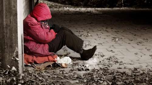 Χειροπέδες σε άστεγη που έβαλε φωτιά σε κάδο γιατί κρύωνε