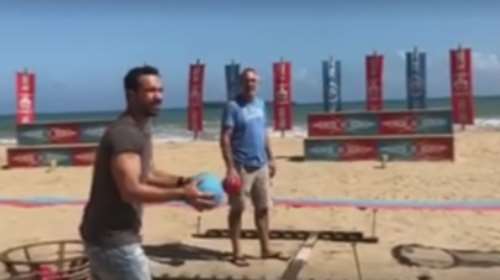 Ο Σάκης Τανιμανίδης δοκιμάζει τις ικανότητές του σε παιχνίδι του Survivor