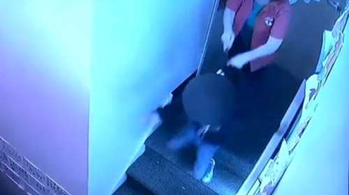 Σοκ: Νηπιαγωγός σπρώχνει 4χρονο κοριτσάκι από σκάλα