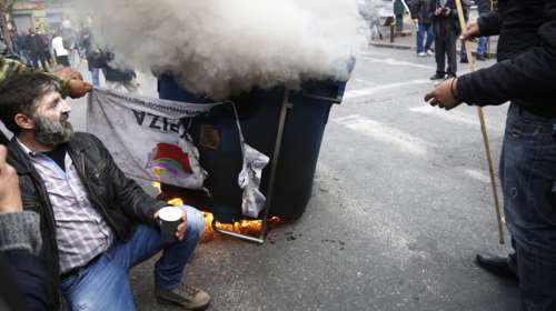 Ξανά στην Πλατεία Βάθη οι αγρότες, έκαψαν σημαία του ΣΥΡΙΖΑ