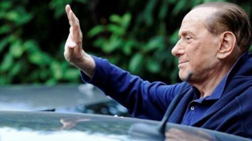 Viral ο Μπερλουσκόνι που έφαγε στα Mc Donalds στην Ιταλία