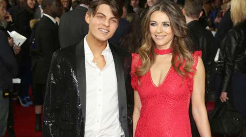 Δεν θα πιστεύετε ποιος είναι ο νεαρός δίπλα στην 51χρονη Λιζ Χάρλεϊ