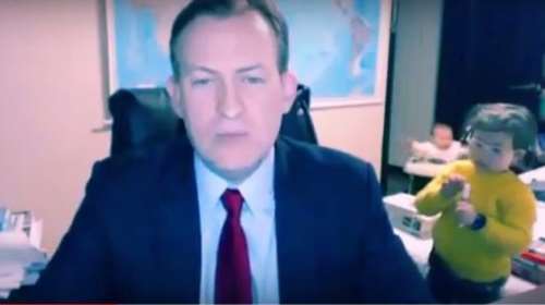 Παιδιά «μπουκάρουν» σε live σύνδεση του μπαμπά τους στο bbc - επικό βίντεο