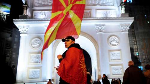 Σε επικίνδυνη πολιτική κρίση βυθίζονται τα Σκόπια
