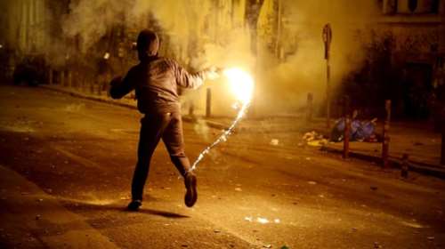 Πέταξαν μολότοφ στα Εξάρχεια και στο Μακεδονίας-Θράκης