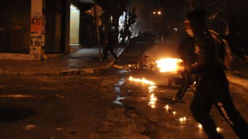 Μολότοφ κατά αστυνομικών τη νύχτα στα Εξάρχεια