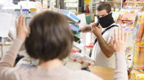 «Ακινητοποίησε» ληστή με ένα...μεταλλικό κουτί γάλακτος