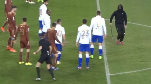 Κροάτης χούλιγκαν πήγε να επιτεθεί σε διαιτητή με λοστό