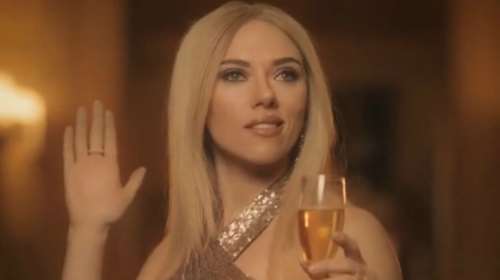 Η Σκάρλετ Γιόχανσον σατιρίζει την «συνένοχη» Ιβάνκα Τραμπ