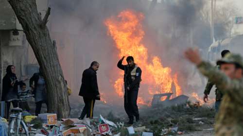 Κόλαση φωτιάς στην Καμπούλ μετά από επίθεση αυτοκτονίας
