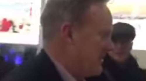 Αμερικανίδα τα «ψέλνει» στον εκπρόσωπο Τύπου του Τραμπ