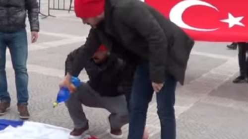 Τούρκοι έκαψαν τη γαλλική αντί για την ολλανδική σημαία!