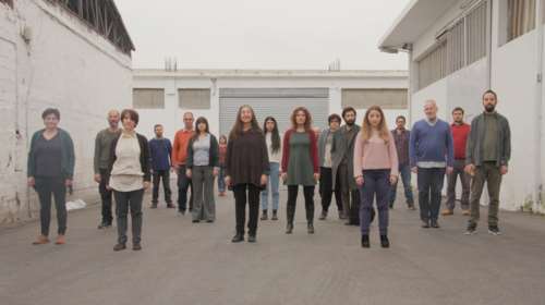 Μια χορωδία ανέργων μας υποδέχεται στο θέατρο Πόρτα