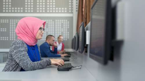 Ευρωδικαστήριο: Νόμιμη η απαγόρευση της μαντίλας σε χώρους εργασίας στην ΕΕ