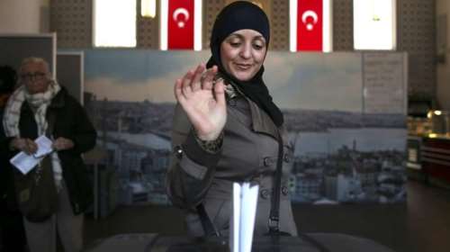 Οι Ολλανδοί ψήφισαν με σκυλιά, παιδιά και ποδήλατα (ΦΩΤΟ)