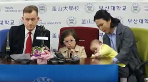 Πώς τα παιδιά του BBC «ξαναχάλασαν» τη συνέντευξη του μπαμπά τους