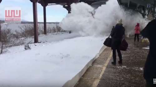 Απίστευτο θέαμα: Τρένο «λούζει» με χιόνι τους επιβάτες μετά από χιονοθύελλα