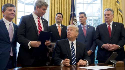 FT: Η Ουάσιγκτον πιέζει το ΔΝΤ να αποχωρήσει από την Ελλάδα