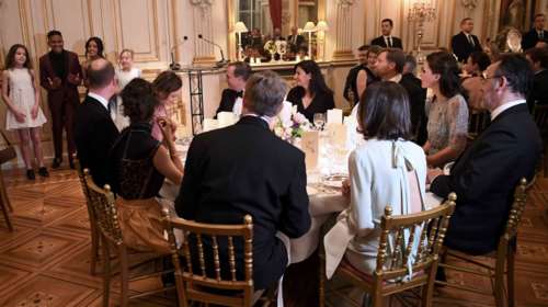 Παιδική χορωδία «τρόλαρε» τον Γουίλιαμ μπροστά στην Κέιτ - η αμήχανη στιγμή