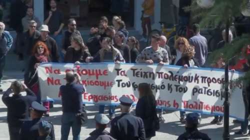 Τρίκαλα: «Θερμή» υποδοχή από διαδηλωτές στη Ράνια Αντωνοπούλου